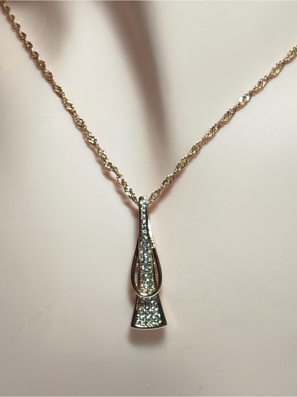 Gold Crystal Teardrop Pendant Necklace. - Picture 6 of 9